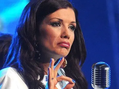 Кали тренира с гири в кухнята