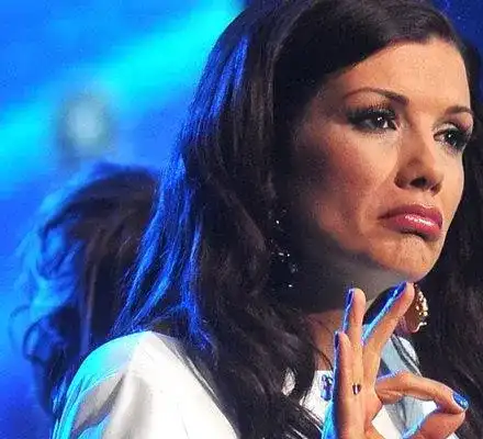 Кали тренира с гири в кухнята