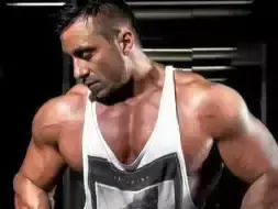 Коцето вдига 100 кила от лежанка за тези, които го наричат "алкохолик" и "дъно" ВИДЕО