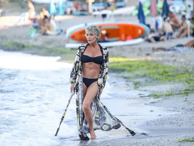 Койна Русева лъсна по бански на 55 години! (СНИМКИ)