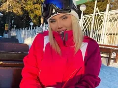 Лидия на ски с куче на ръце