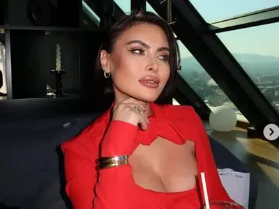 Лили Клюкарката разпродава старите си парцали на изгодни цени