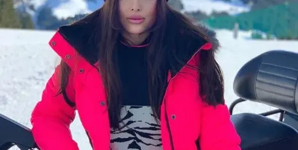 Лили от "Биг брадър" на ски във Франция