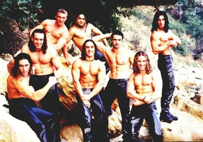 Максимус празнуват 25 години с еротична автобиография