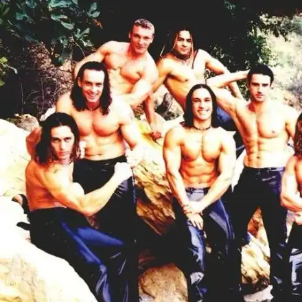 Максимус празнуват 25 години с еротична автобиография