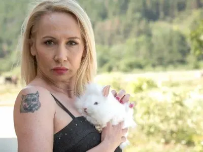 Марина от "Фермата" ридае: Не мога да се прибера в България (Горещи снимки)