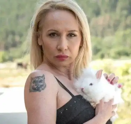 Марина от "Фермата" ридае: Не мога да се прибера в България (Горещи снимки)