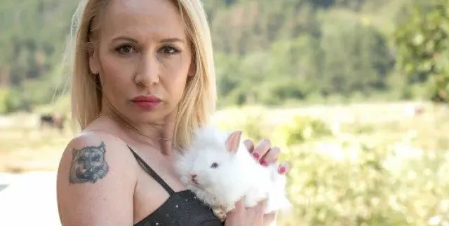 Марина от "Фермата" ридае: Не мога да се прибера в България (Горещи снимки)