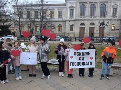 На учителя с любов! Ученици се борят за оставането на любимата си госпожа