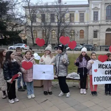 На учителя с любов! Ученици се борят за оставането на любимата си госпожа