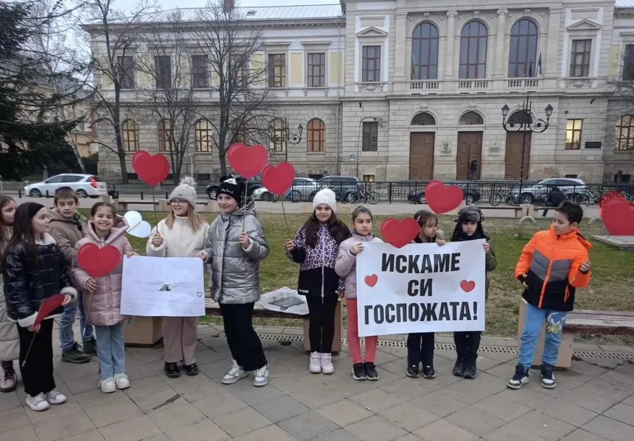 На учителя с любов! Ученици се борят за оставането на любимата си госпожа