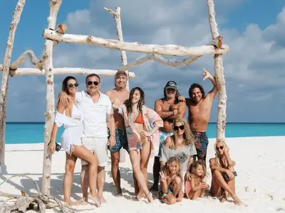 НАГЛОСТ: Срещу няколко тека в леглото, Вики на Рачков се "ИЗТРОПА" като член на клана Халваджиян! (СНИМКИ)