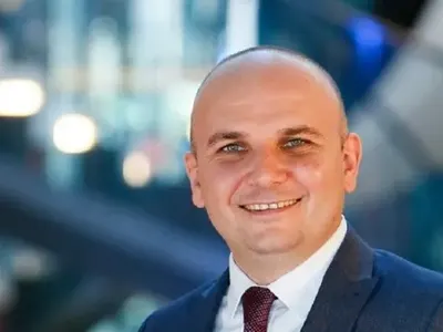 Нахлузил женско бельо и руса перука, Илхан Кючюк разби живота на 7-годишно дете! Изхвърли го от дома му и му отне бащата благодарение на задницата си