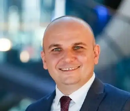 Нахлузил женско бельо и руса перука, Илхан Кючюк разби живота на 7-годишно дете! Изхвърли го от дома му и му отне бащата благодарение на задницата си