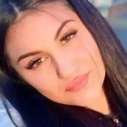 Нарязаната Дебора започва работа след делото