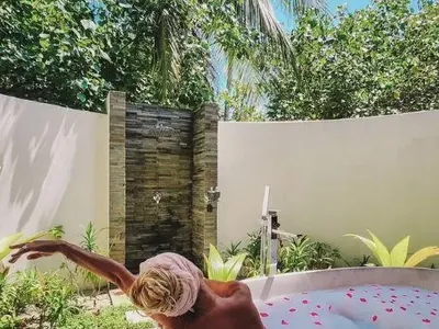 НЕВЕРОЯТЕН ЛУКС! Алекс и Бебо избягаха във вилата на Халваджиян на Малдивите (СНИМКИ)