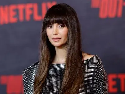 Нина Добрев с урок за подстригване на бретон ВИДЕО