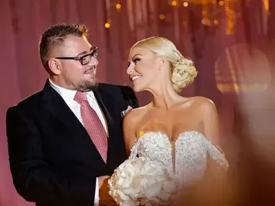 Озлобена, гладна и безпомощна: Светлана не спира да залива с помия Гущеров