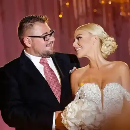 Озлобена, гладна и безпомощна: Светлана не спира да залива с помия Гущеров