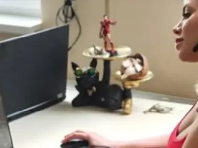 Плеймейтка се крие на село от мераклии