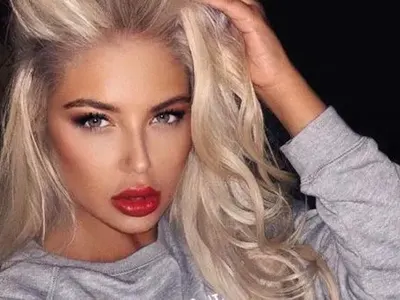 РАЗМАЗАХА АНДРЕА: Като се напъваш да си секси, защо правиш дебилна физиономия?! (КУЛТОВА СНИМКА)