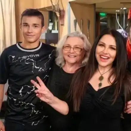 Рени най-сетне се помири с големия си син