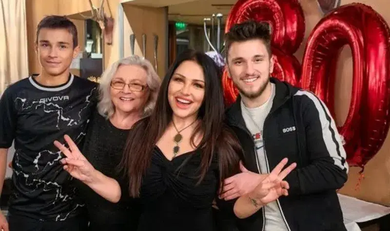 Рени най-сетне се помири с големия си син