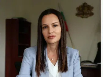 Резил в Здравното министерство след назначение на Главчев: Зам.-министърка не продавала лекарства, а гащи