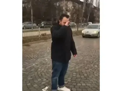 Самоуби се мъжът, който се хвърляше окървавен под коли в София ВИДЕО 18+