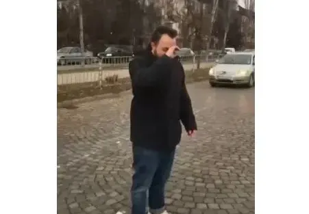 Самоуби се мъжът, който се хвърляше окървавен под коли в София ВИДЕО 18+