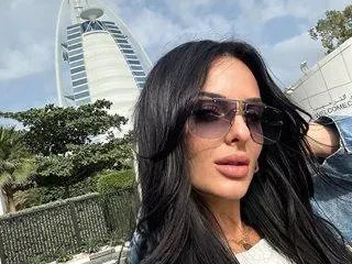 Щерката на Глория продължава с лукса в Дубай