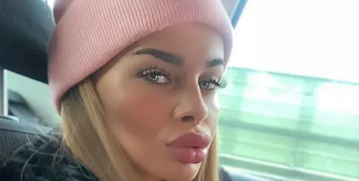 Що за пример дава?! Сузанита тръгва по жени. Детето й ще гледа как майка й се целува и опипва с лелки