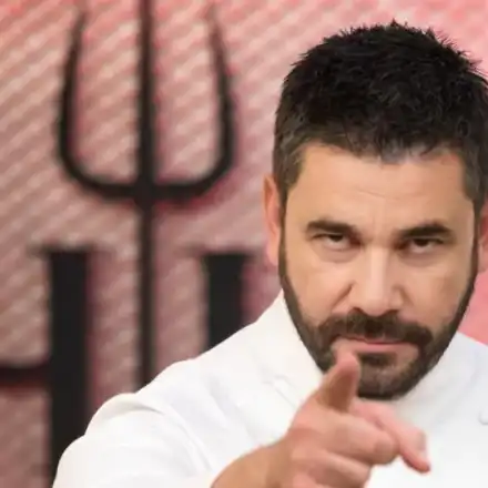 Симона си смени  лицето заради  шеф Ангелов