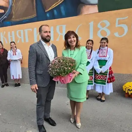 Скандал! Ето я директорката на столично школо, хваната с подкуп! Близка е до кмет на ПП-ДБ и "Спаси София (СНИМКИ)