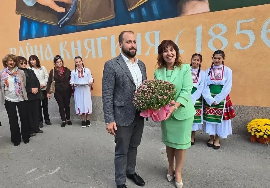 Скандал! Ето я директорката на столично школо, хваната с подкуп! Близка е до кмет на ПП-ДБ и "Спаси София (СНИМКИ)