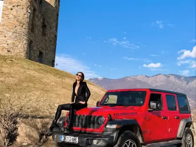 Славена Вътова се разкрачи върху джип