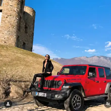 Славена Вътова се разкрачи върху джип