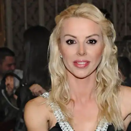 След дългогодишно отсъствие, Кати се връща на сцената