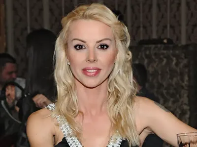 След дългогодишно отсъствие, Кати се връща на сцената