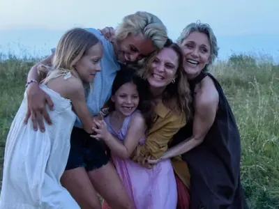 Теодора Духовникова се гушка с Вергов