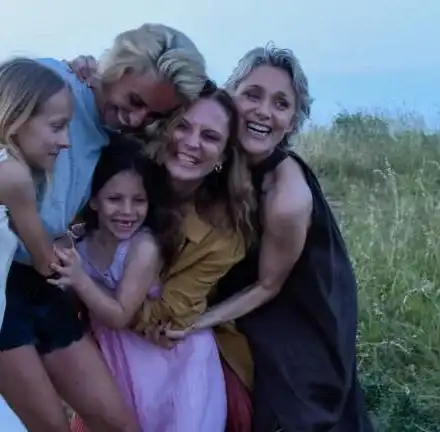 Теодора Духовникова се гушка с Вергов