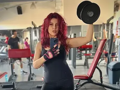 Валя вдига гири