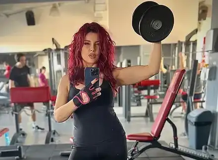 Валя вдига гири