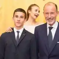 Внукът на Симеон II е диджей, сърфист и запален еколог