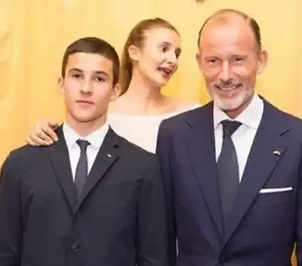 Внукът на Симеон II е диджей, сърфист и запален еколог