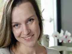 Дария с пилинг на лицето