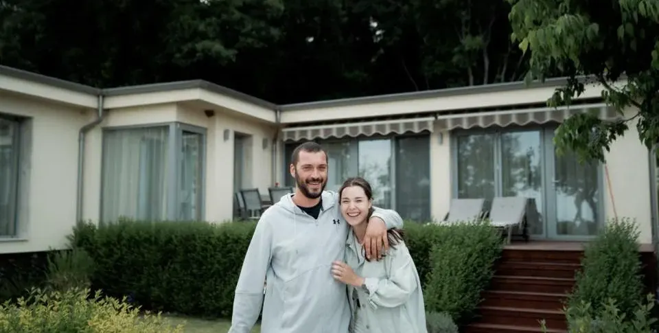 Заради дистанционното: Лора Капустина се разделила с  мъжа си година след сватбата