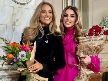 Зейнеб празнува с Есил Дюран