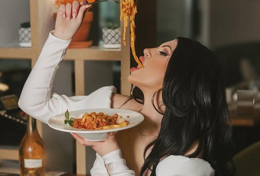 Венцислава Тафкова се пусна по сутиен от кухнята (Hot ФОТО)