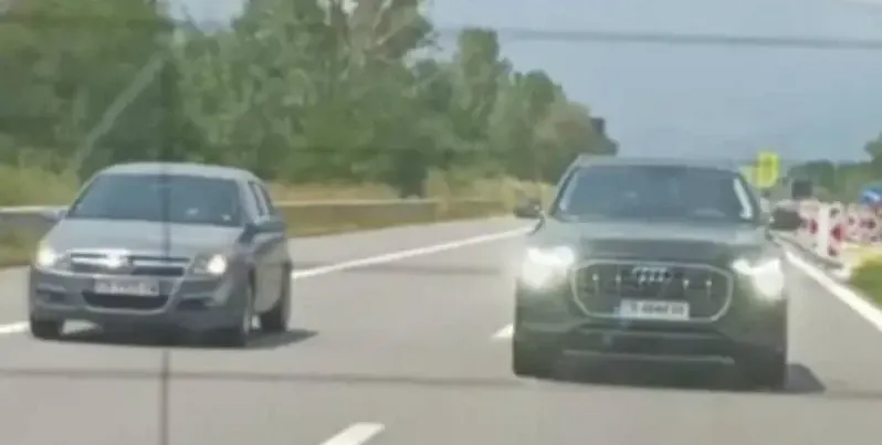 Ако ви присветнат с фарове в лява лента, нарушение ли е